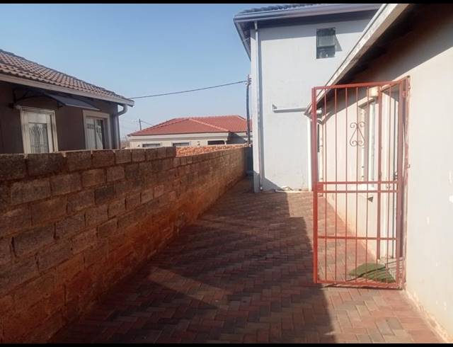 9 BEDROOM HOUSE FOR SALE IN PROTEA GLEN